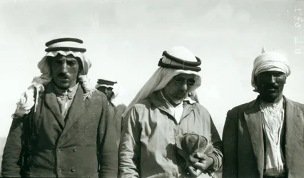 Garstang (con calice) e due membri del team di scavo, 1930